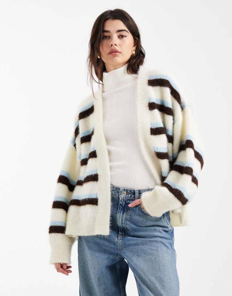 Miss Selfridge - Flauschige, offene Strickjacke mit Streifenmuster-Weiß von Miss Selfridge