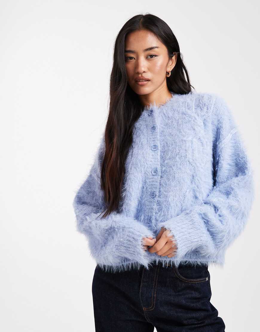 Miss Selfridge - Flauschige Strickjacke in Zartblau mit Zopfmuster und Rundhalsausschnitt von Miss Selfridge