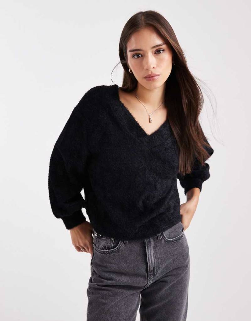 Miss Selfridge - Flauschiger, schulterfreier Pullover in Schwarz mit lockerem Schnitt von Miss Selfridge