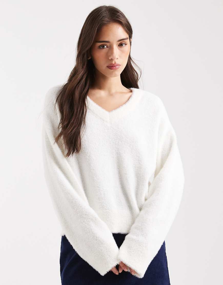 Miss Selfridge - Flauschiger Oversize-Pullover in Buttermilchgelb mit V-Ausschnitt-Weiß Miss Selfridge - Flauschiger Oversize-Pullover in Buttermilchgelb mit V-Ausschnitt-Weiß von Miss Selfridge