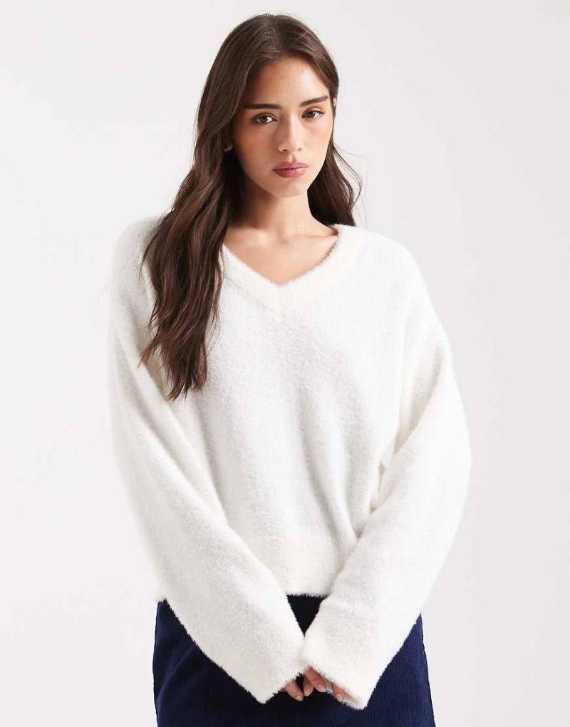 Miss Selfridge - Flauschiger Oversize-Pullover in Buttermilchgelb mit V-Ausschnitt-Weiß von Miss Selfridge