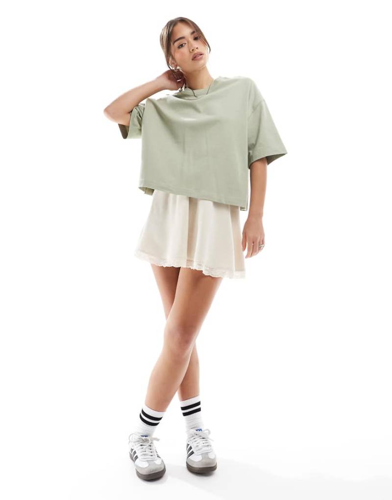 Miss Selfridge - Fließender, weich gerippter Minirock in Elfenbein mit Spitzen-Unterrock-Weiß von Miss Selfridge