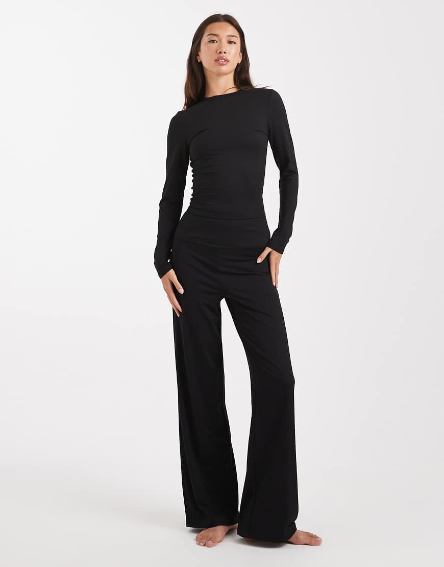 Miss Selfridge - Formende Hose in Schwarz mit weitem Bein Miss Selfridge - Formende Hose in Schwarz mit weitem Bein von Miss Selfridge