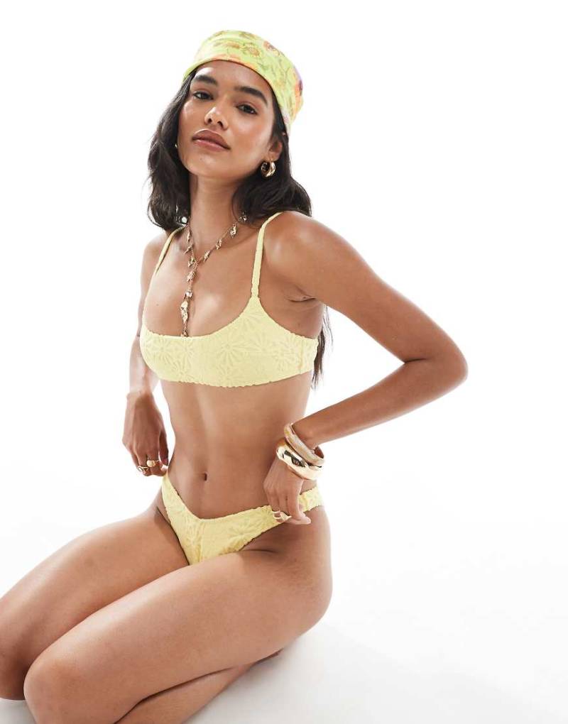 Miss Selfridge - Frottee-Bikinioberteil in Gelb mit ´Blumenmuster-Blau von Miss Selfridge