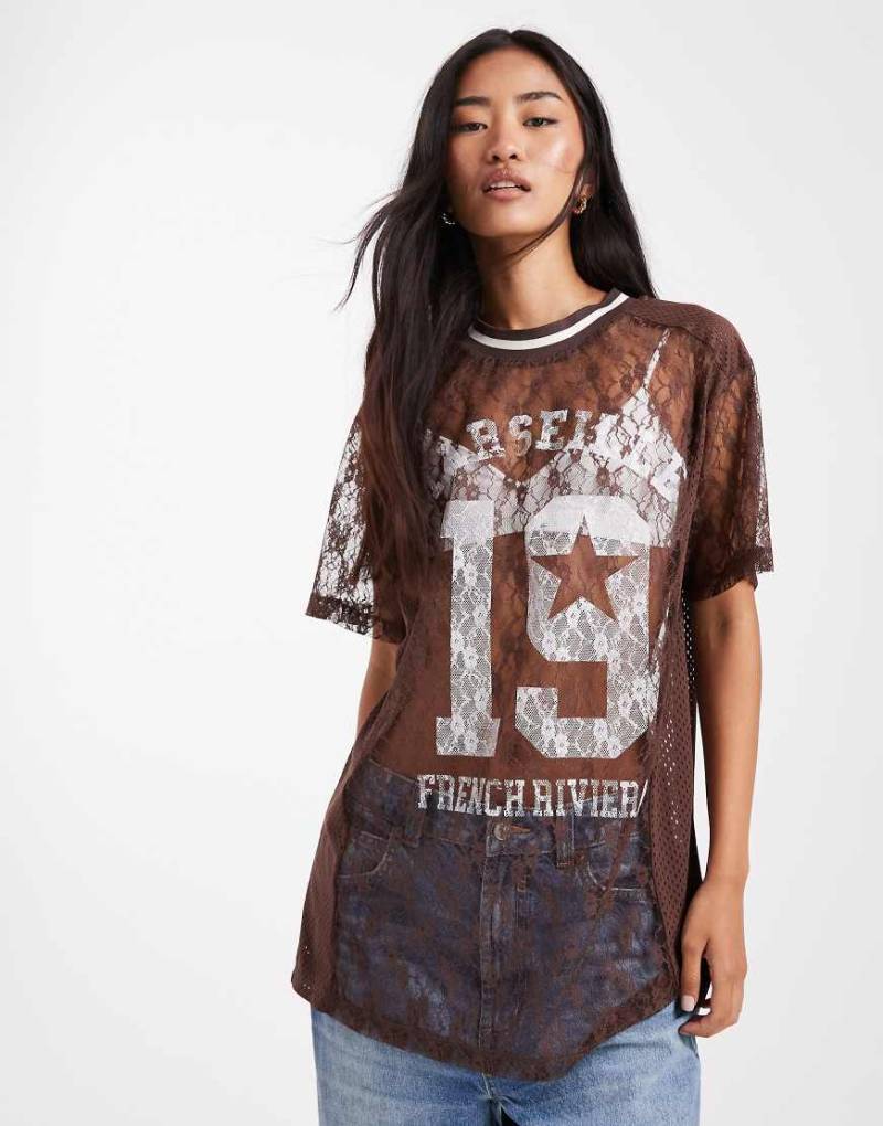 Miss Selfridge - Fußball-Oberteil aus Spitze in Schokobraun-Brown Miss Selfridge - Fußball-Oberteil aus Spitze in Schokobraun-Brown von Miss Selfridge