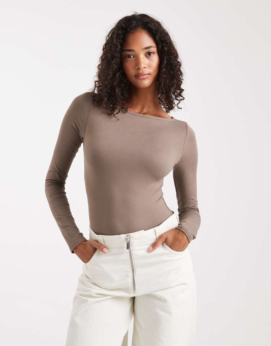 Miss Selfridge - Geformter Body in Pilzbraun mit U-Boot-Ausschnitt-Brown von Miss Selfridge