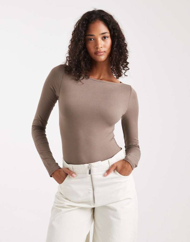 Miss Selfridge - Geformter Body in Pilzbraun mit U-Boot-Ausschnitt-Brown von Miss Selfridge