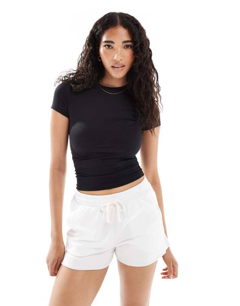 Miss Selfridge - Geformtes, kurzärmliges T-Shirt in Schwarz von Miss Selfridge