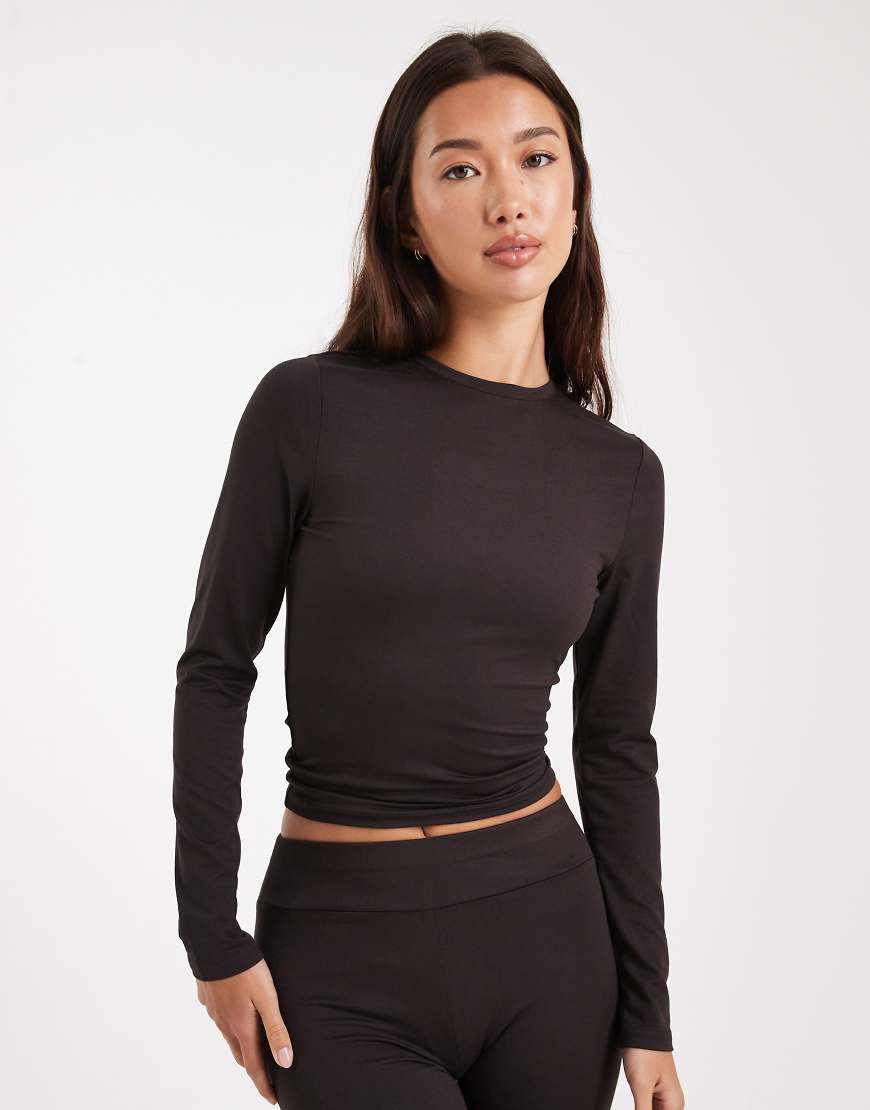 Miss Selfridge - Geformtes, langärmliges T-Shirt in Schokobraun-Brown Miss Selfridge - Geformtes, langärmliges T-Shirt in Schokobraun-Brown von Miss Selfridge
