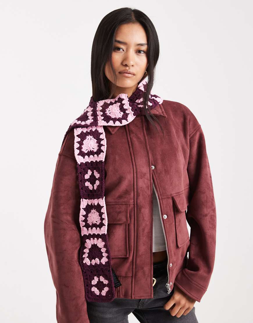 Miss Selfridge - Gehäkelter, schmaler Schal in Burgunderrot und Rosa Miss Selfridge - Gehäkelter, schmaler Schal in Burgunderrot und Rosa von Miss Selfridge