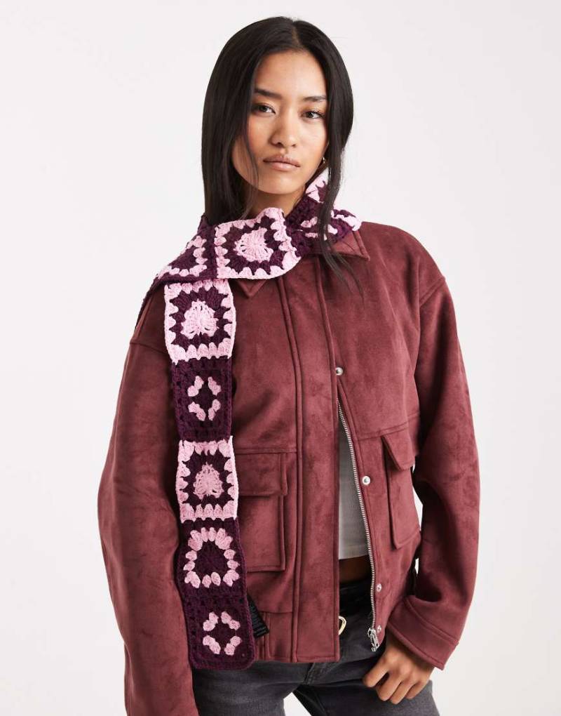 Miss Selfridge - Gehäkelter, schmaler Schal in Burgunderrot und Rosa Miss Selfridge - Gehäkelter, schmaler Schal in Burgunderrot und Rosa von Miss Selfridge