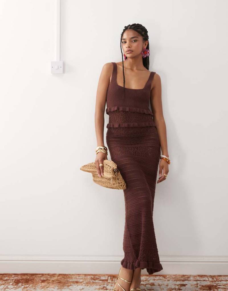 Miss Selfridge - Gehäkeltes Maxikleid in Schokobraun mit Rüschen von Miss Selfridge