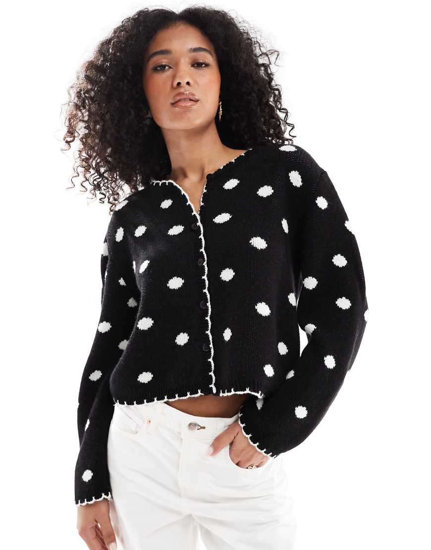 Miss Selfridge - Gepunktete Strickjacke in Schwarz mit Languettenstich Miss Selfridge - Gepunktete Strickjacke in Schwarz mit Languettenstich von Miss Selfridge
