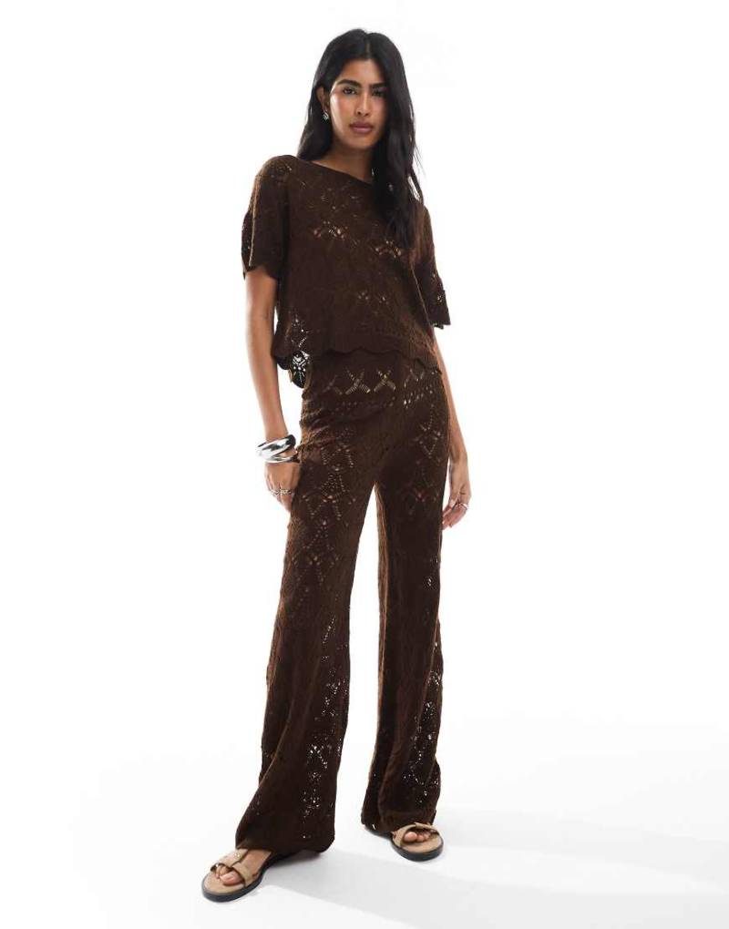 Miss Selfridge - Gerade geschnittene Häkel-Standhose in Schokobraun, Kombiteil von Miss Selfridge