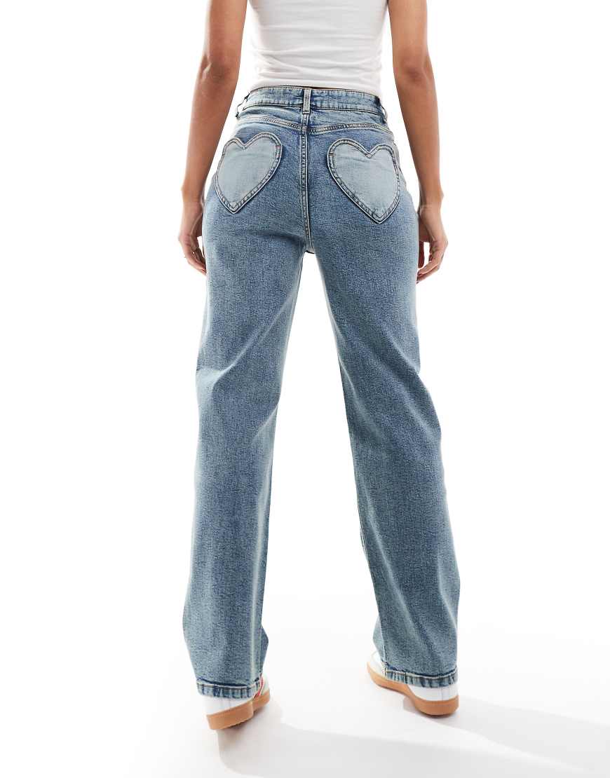 Miss Selfridge - Gerade geschnittene Jeans in Dirty-Waschung mit Herztaschen-Blau Miss Selfridge - Gerade geschnittene Jeans in Dirty-Waschung mit Herztaschen-Blau von Miss Selfridge
