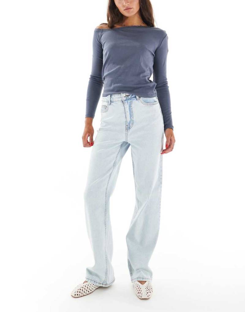 Miss Selfridge - Gerade geschnittene Jeans in eisblauer Bleach-Waschung mit Herztaschen von Miss Selfridge