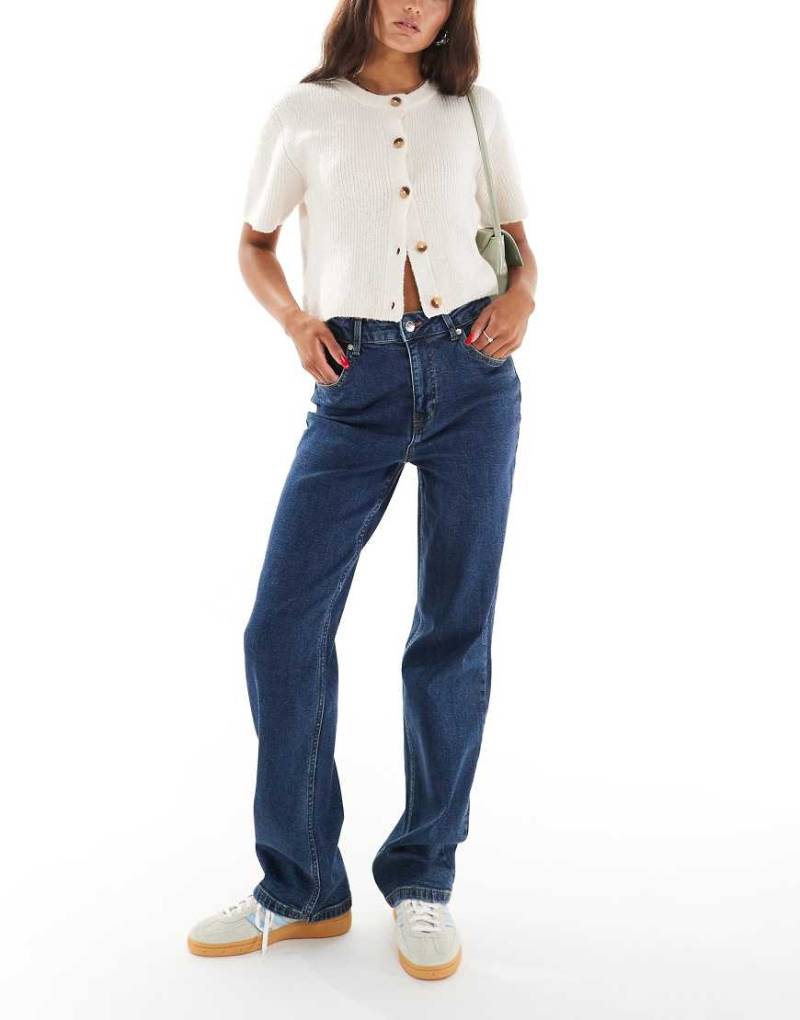 Miss Selfridge - Gerade geschnittene Jeans in indigoblauer Waschung mit Herztaschen von Miss Selfridge