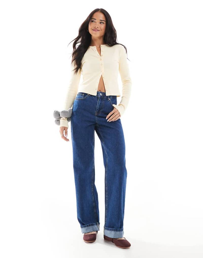 Miss Selfridge - Gerade geschnittene Jeans in mittlerer Waschung mit umgeschlagenem Saum-Blau von Miss Selfridge