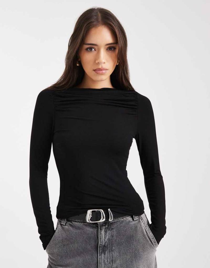 Miss Selfridge - Gerafftes Oberteil in Schwarz mit U-Boot-Ausschnitt von Miss Selfridge