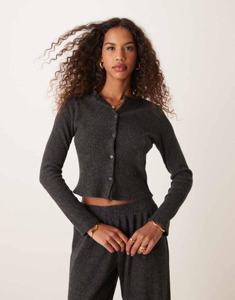 Miss Selfridge - Gerippte, angeraute Strickjacke in Anthrazit-Grau von Miss Selfridge