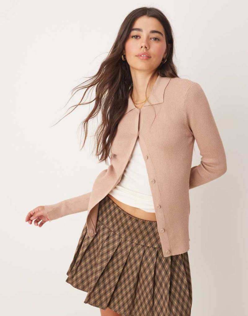 Miss Selfridge - Gerippte, figurbetonte Strickjacke in Kamelbraun-Neutral von Miss Selfridge