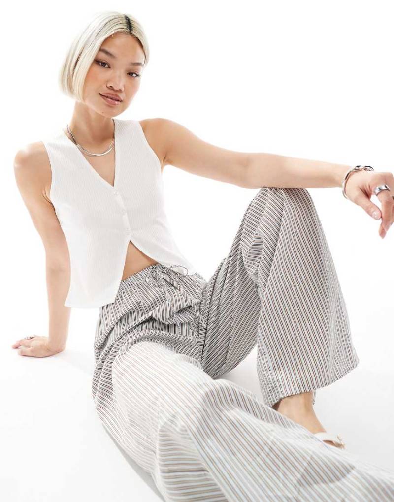 Miss Selfridge - Gerippte Jersey-Weste in Elfenbeinweiß von Miss Selfridge