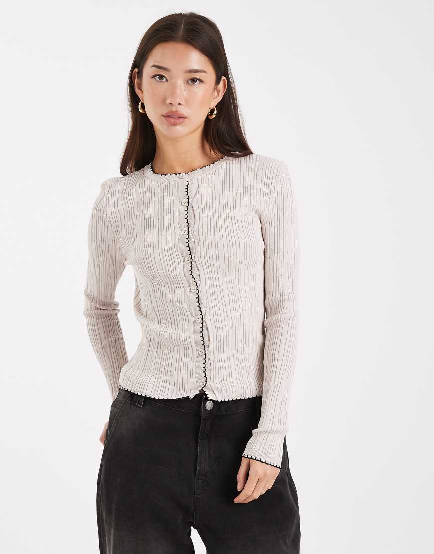 Miss Selfridge - Gerippte Strickjacke in Cremeweiß mit Languettenstich von Miss Selfridge