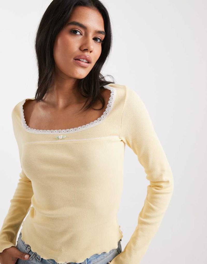 Miss Selfridge - Geripptes, figurbetontes Oberteil in Buttermilchgelb mit Spitzenborte und eckigem Ausschnitt von Miss Selfridge