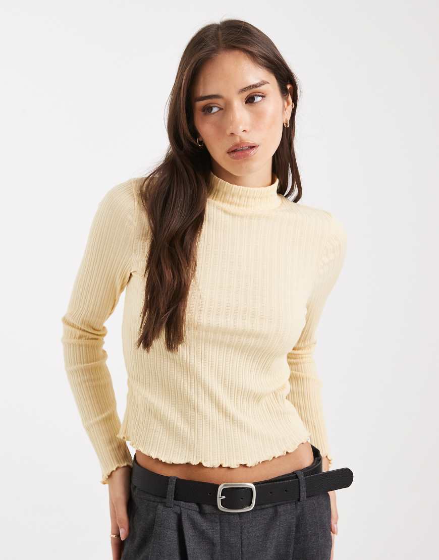 Miss Selfridge - Geripptes, hochgeschlossenes Oberteil in Buttermilchgelb von Miss Selfridge