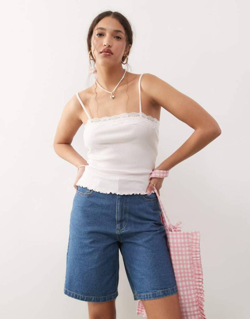 Miss Selfridge - Geripptes Camisole-Oberteil in Blassrosa mit Spitzenbesatz von Miss Selfridge