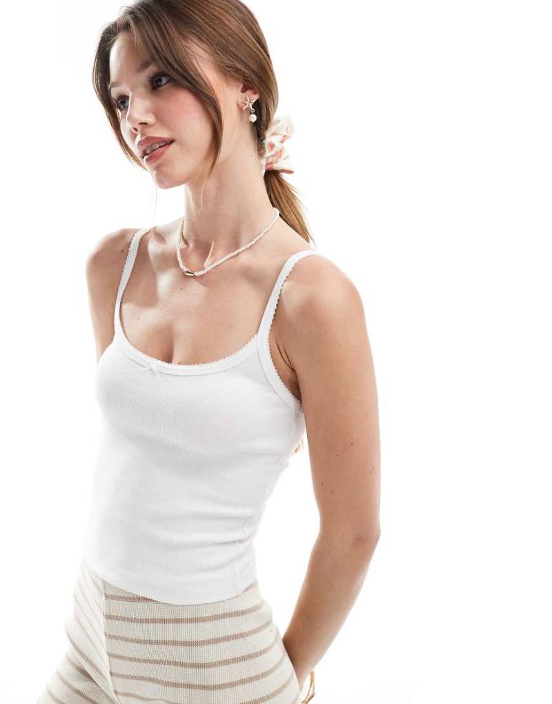 Miss Selfridge - Geripptes Camisole-Oberteil in Weiß mit Schleifenbesatz von Miss Selfridge