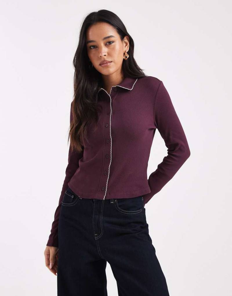 Miss Selfridge - Geripptes Hemd in Pflaume mit durchgehender Knopfleiste und Languettenstichdetail-Lila von Miss Selfridge