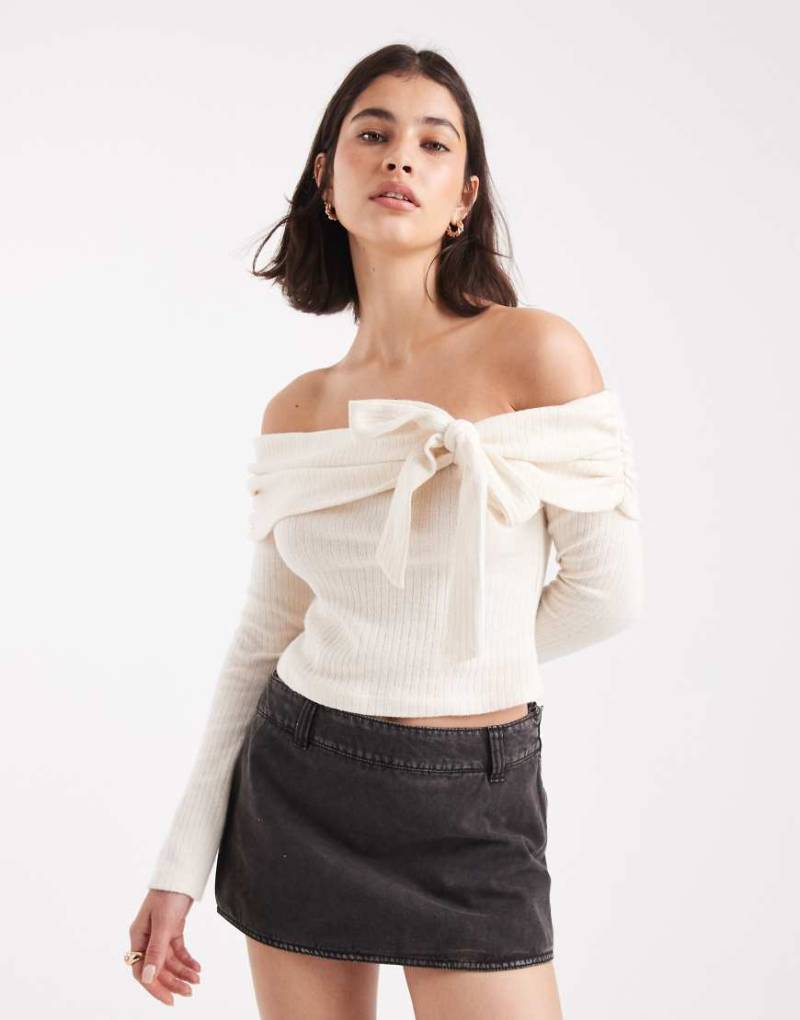 Miss Selfridge - Geripptes Oberteil in Cremeweiß mit Carmen-Ausschnitt und Schleifendetail von Miss Selfridge