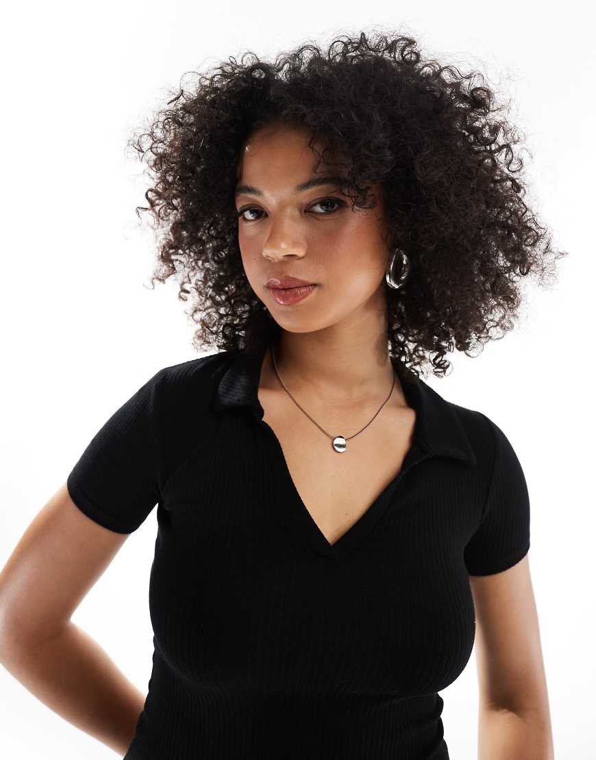 Miss Selfridge - Geripptes Poloshirt in Schwarz Miss Selfridge - Geripptes Poloshirt in Schwarz von Miss Selfridge