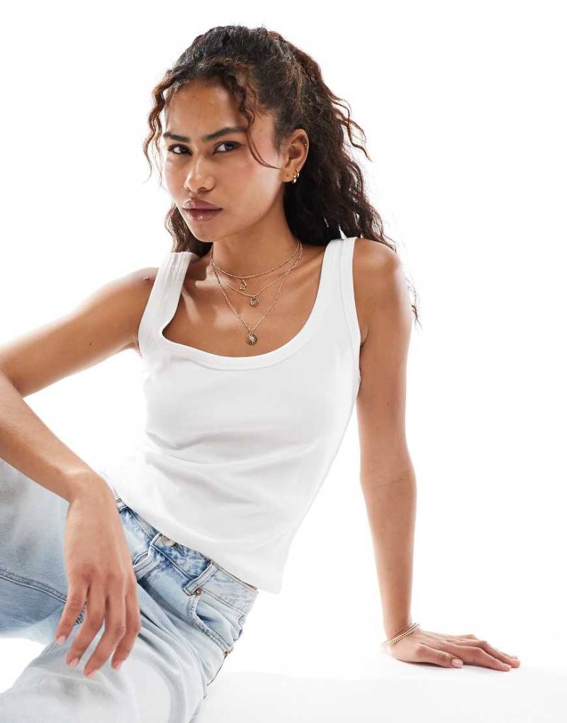 Miss Selfridge - Geripptes Tanktop in Weiß mit U-Ausschnitt von Miss Selfridge