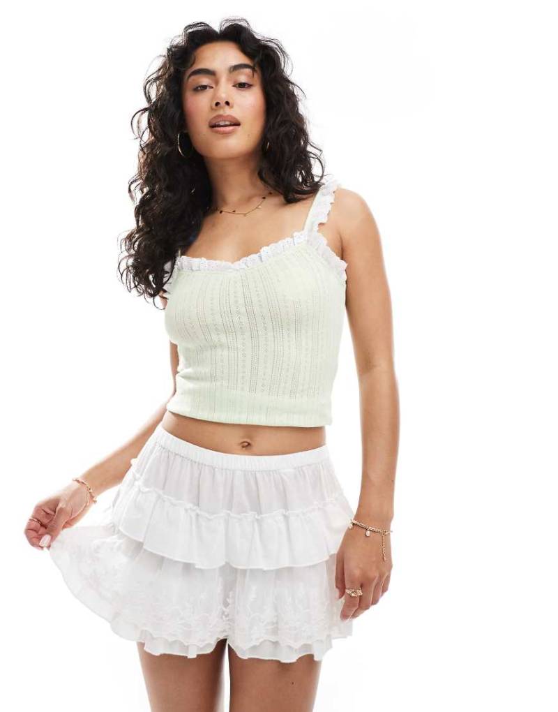 Miss Selfridge - Geripptes Trägertop in Grün mit Lochmuster-Borte Miss Selfridge - Geripptes Trägertop in Grün mit Lochmuster-Borte von Miss Selfridge