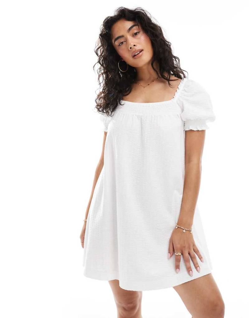 Miss Selfridge - Gesmoktes Hänger-Minikleid in Weiß aus Seersucker von Miss Selfridge