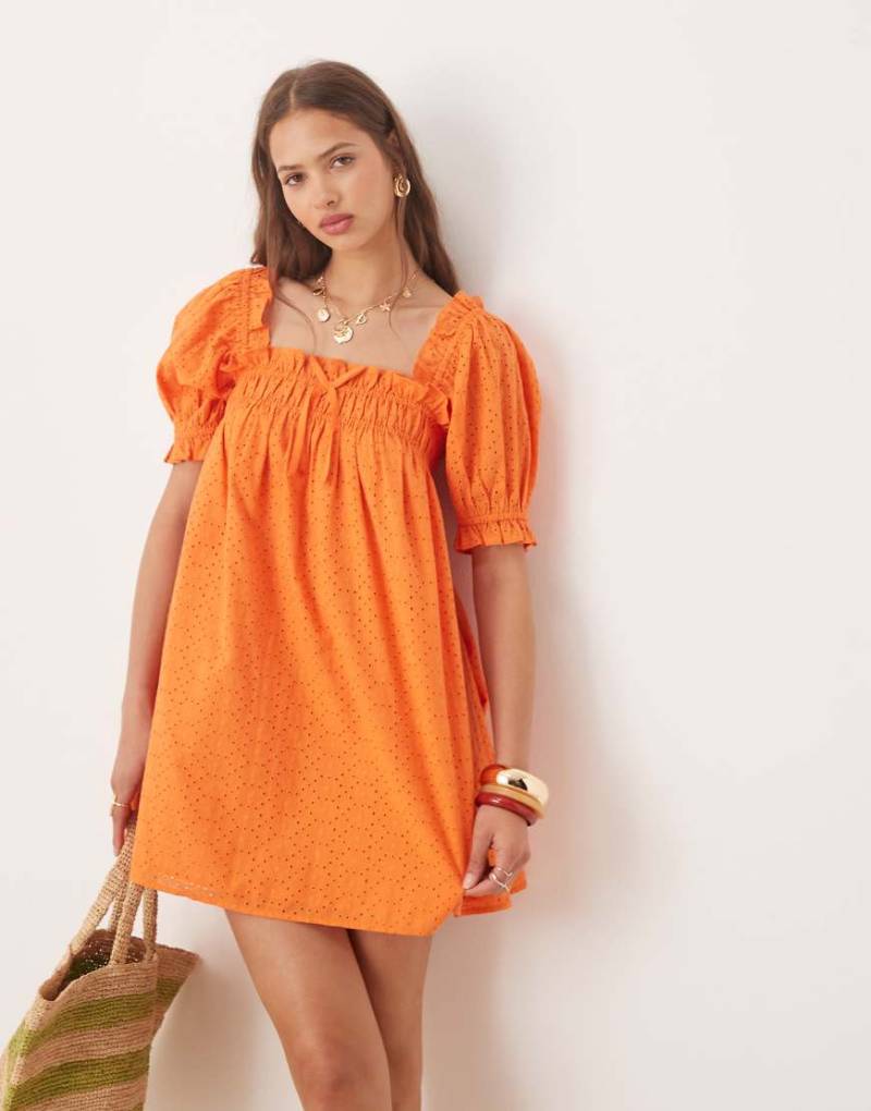 Miss Selfridge - Gesmoktes Kleid in Orange mit Lochmuster von Miss Selfridge