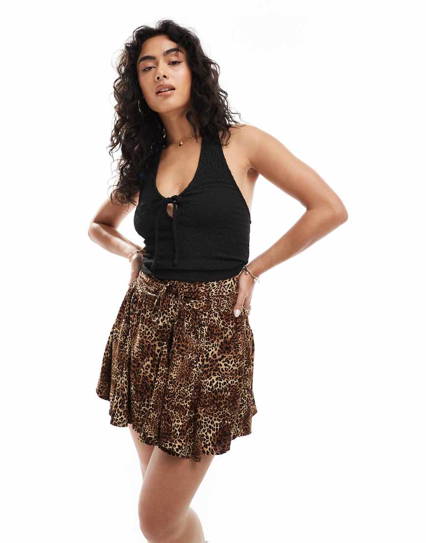 Miss Selfridge - Gesponnene Shorts mit Animal-Print-Grün von Miss Selfridge