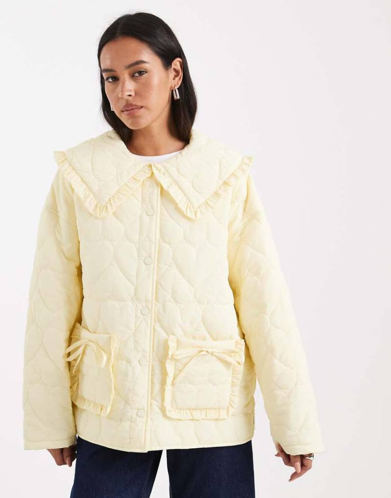 Miss Selfridge - Gesteppte Innenjacke in Buttermilchgelb mit Kragen von Miss Selfridge