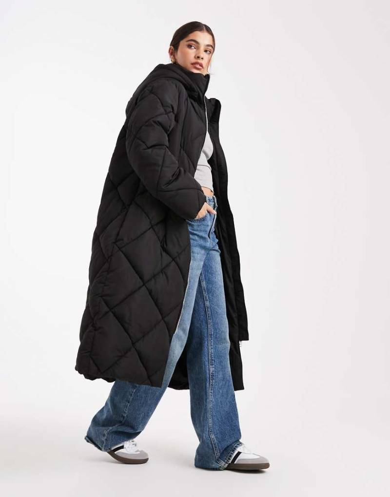 Miss Selfridge - Gesteppter Maxi-Puffermantel in Schwarz mit Kapuze von Miss Selfridge