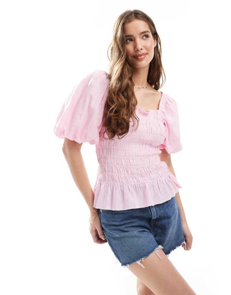 Miss Selfridge - Gestreifte Bluse in Rosa und Weiß mit gesmoktem Detail von Miss Selfridge