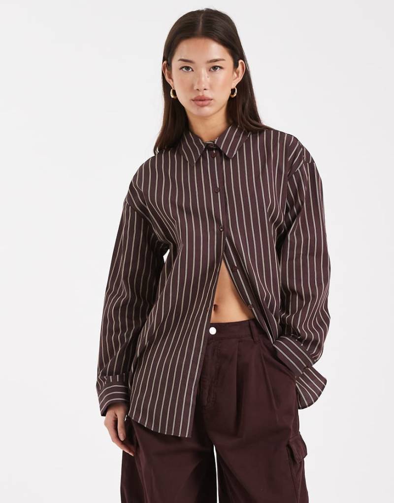 Miss Selfridge - Gestreifte Oversize-Hemdbluse aus Popeline in Schokobraun-Bunt von Miss Selfridge