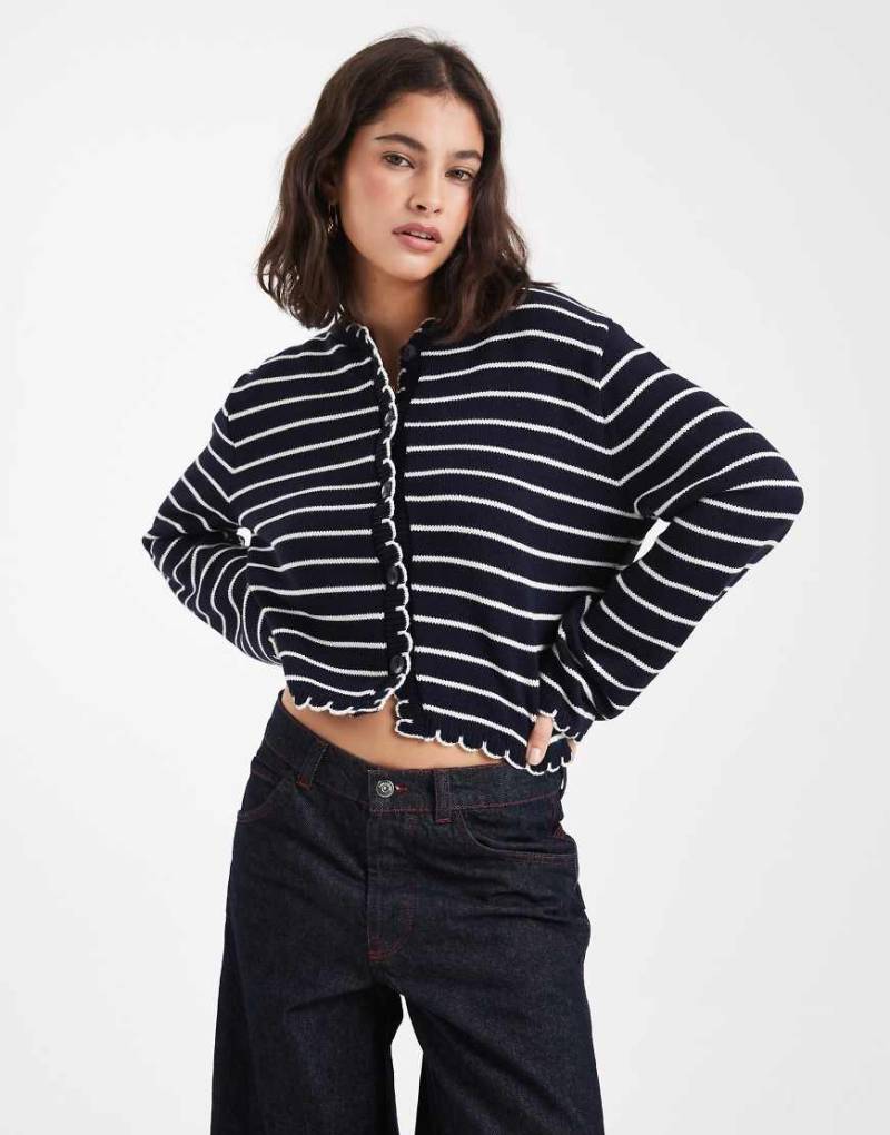 Miss Selfridge - Gestreifte Strickjacke in Marineblau mit Languettenstich von Miss Selfridge