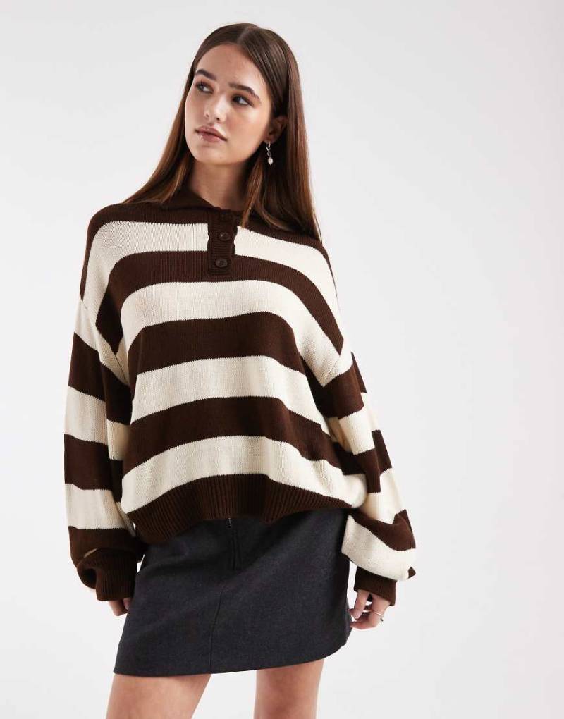 Miss Selfridge - Gestreifter Strickpullover in Schokobraun und Buttermilch mit Polokragen-Bunt von Miss Selfridge