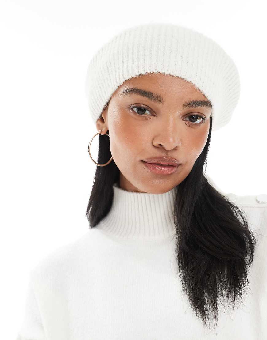 Miss Selfridge - Gestrickte Baskenmütze in Creme-Weiß von Miss Selfridge