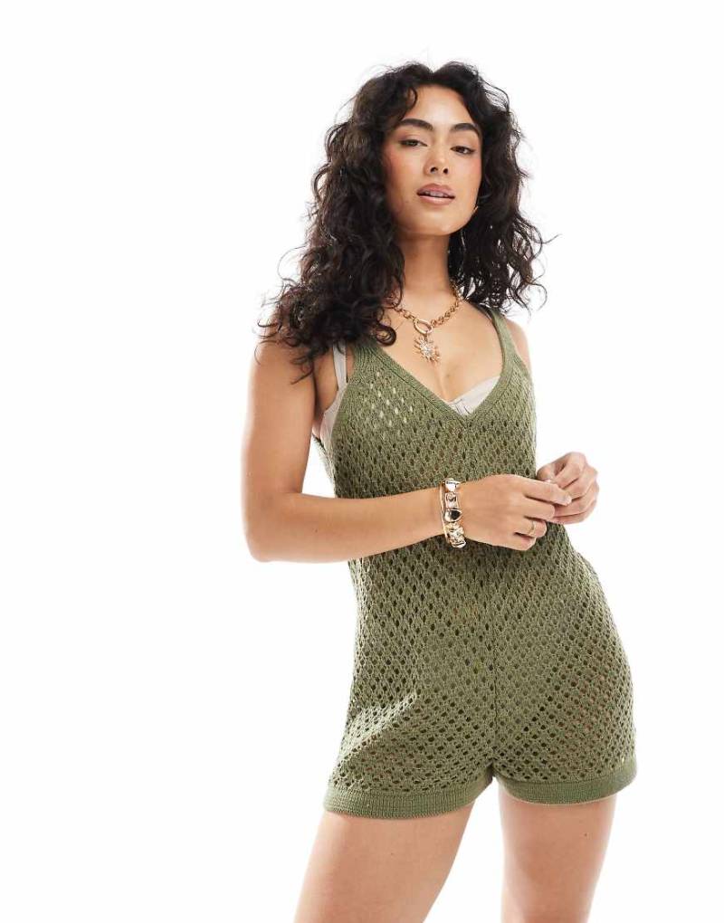 Miss Selfridge - Gestrickter Strand-Playsuit in Khaki-Grün von Miss Selfridge