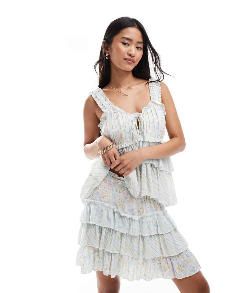 Miss Selfridge - Gestufter Minirock mit Blümchenmuster in Blau-Bunt von Miss Selfridge