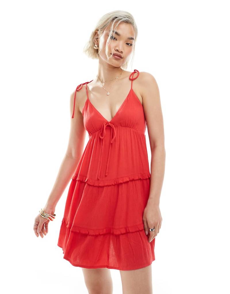 Miss Selfridge - Gestuftes Mini-Trägerkleid aus grob gewebter Baumwolle in Rot von Miss Selfridge