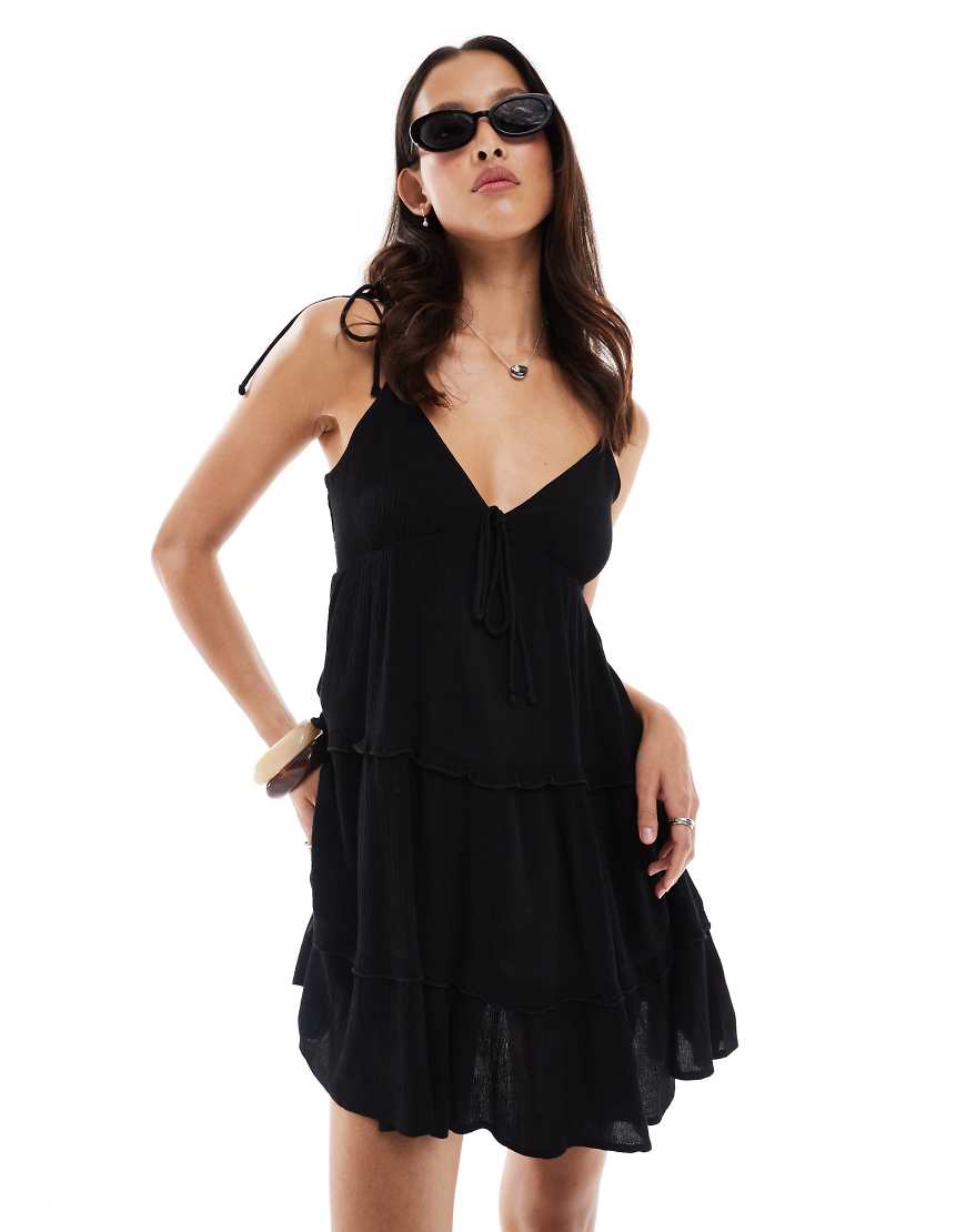 Miss Selfridge - Gestuftes Mini-Trägerkleid aus grob gewebter Baumwolle in Schwarz von Miss Selfridge